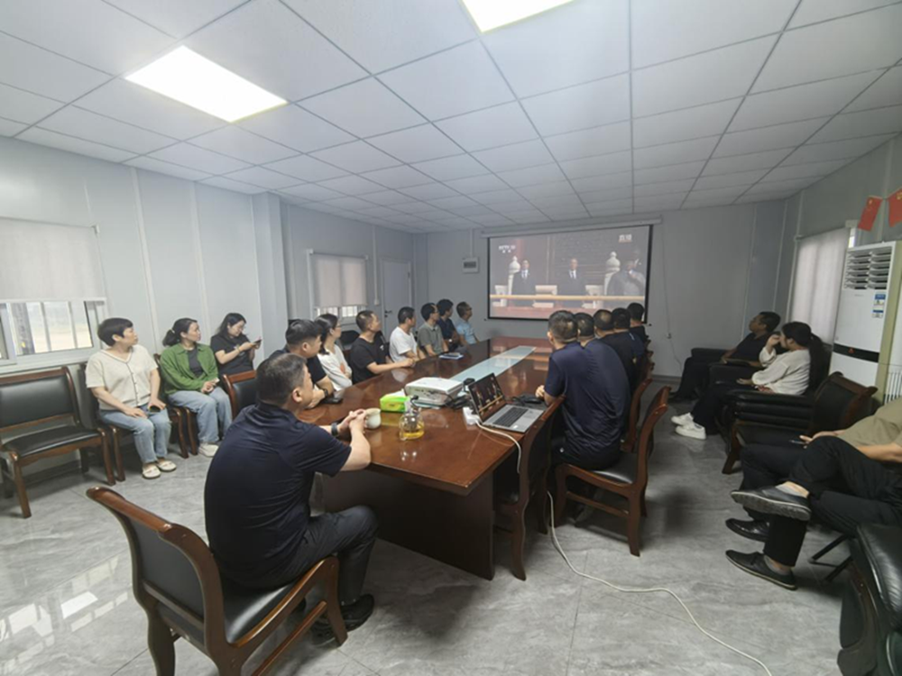 鄭州中鼎置業有限公司組織公司全體員工觀看閱兵儀式